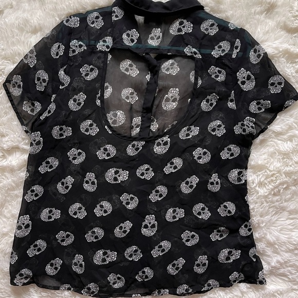 Torrid Sheer Skull Print Chiffon Blouse Short‎ Sleeve Button-Down XS/S Goth Emo - Picture 4 of 7